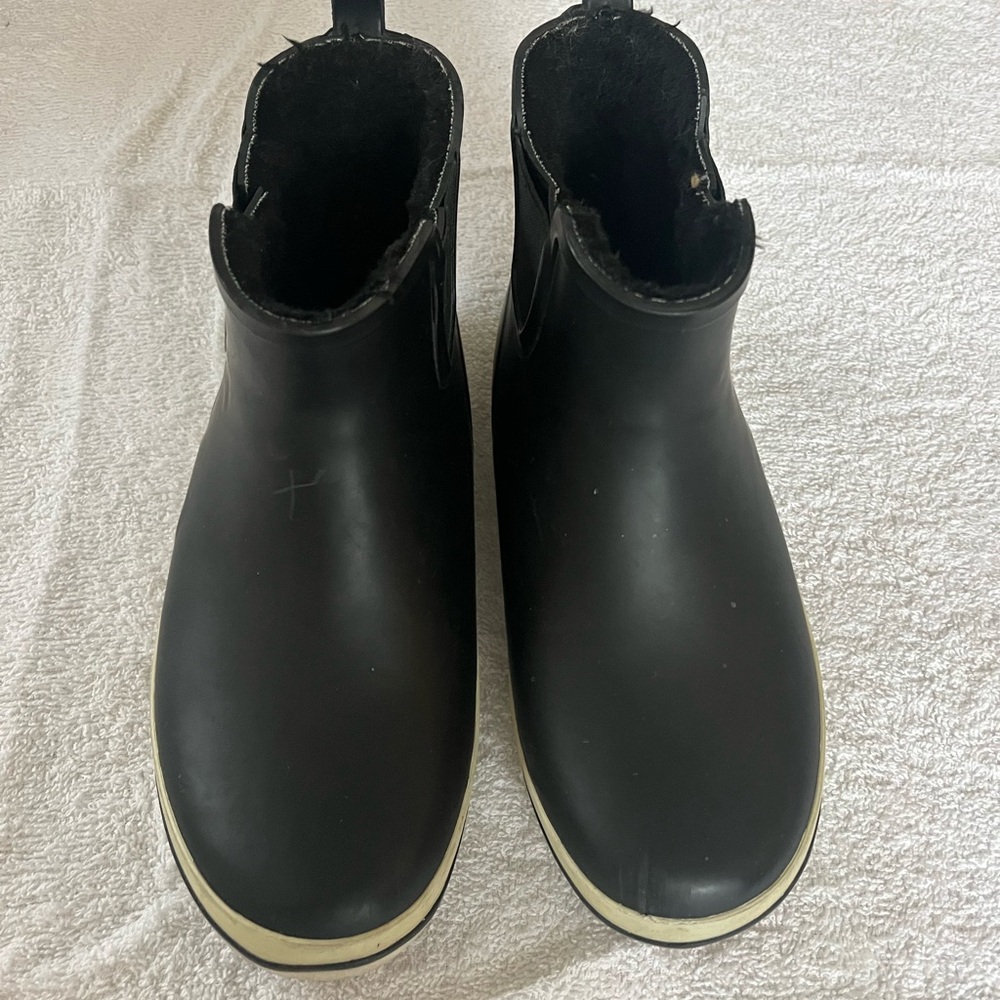 Kamik short black lined rain/weather boots size 7